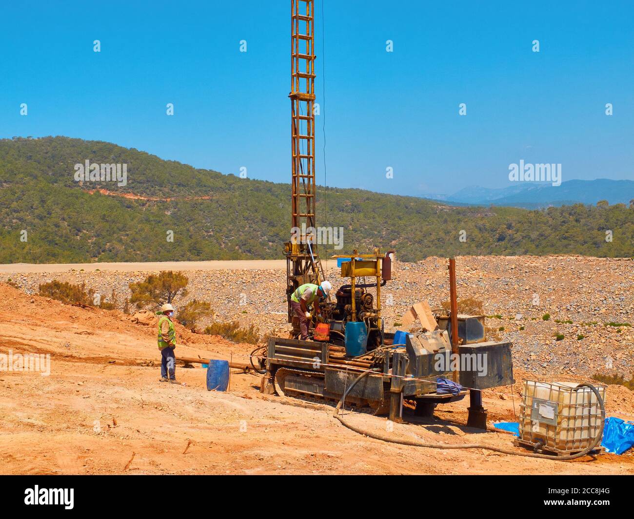 Raupenbohrgeräte führen technische und geologische Untersuchungen durch. Stockfoto