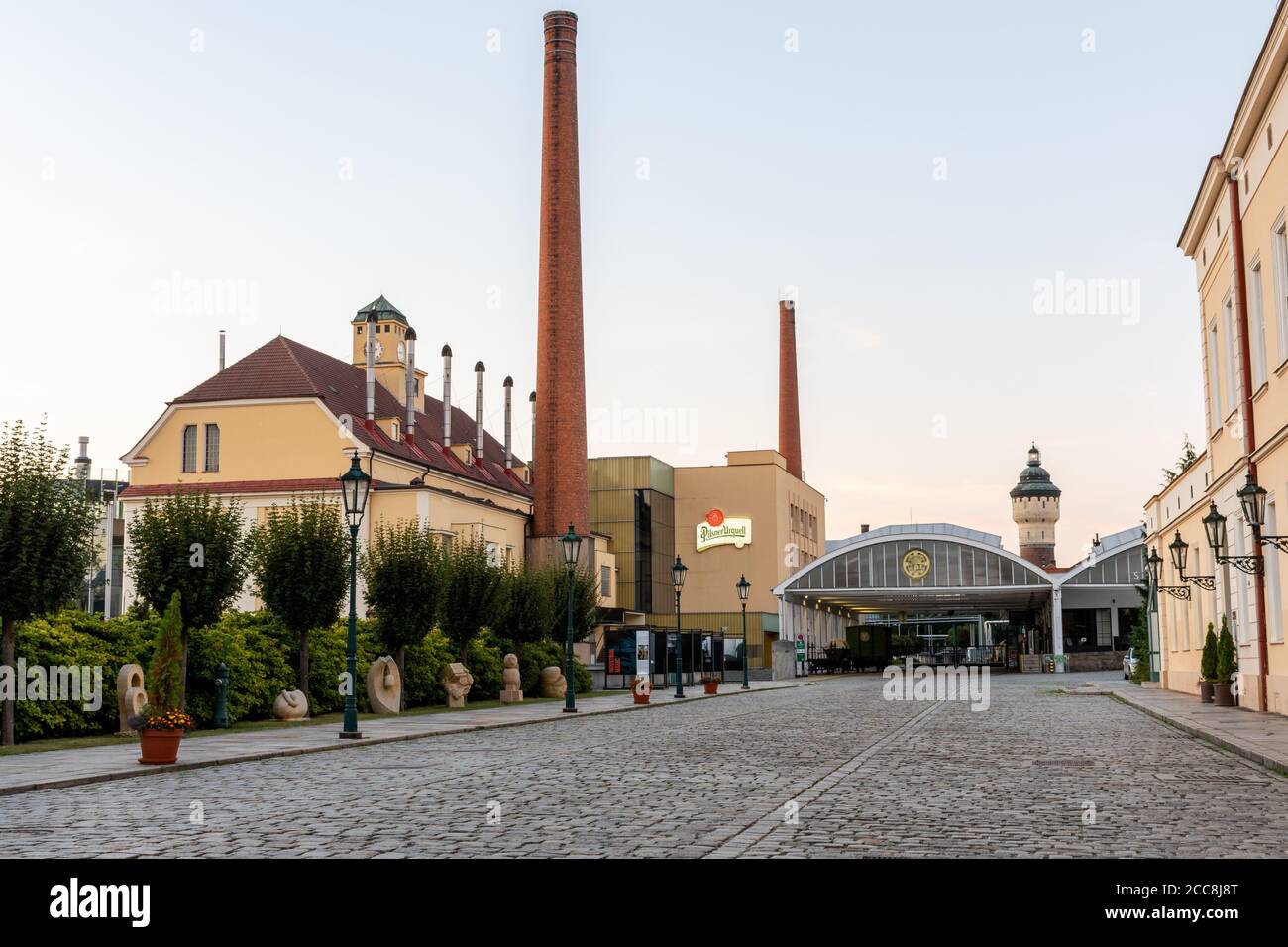 Pilsen, Tschechische Republik - 8. August 2020: Blick auf die historischen Gebäude der Pilsner Urquell Brauerei. Das Firmenlogo ist deutlich sichtbar. Stockfoto