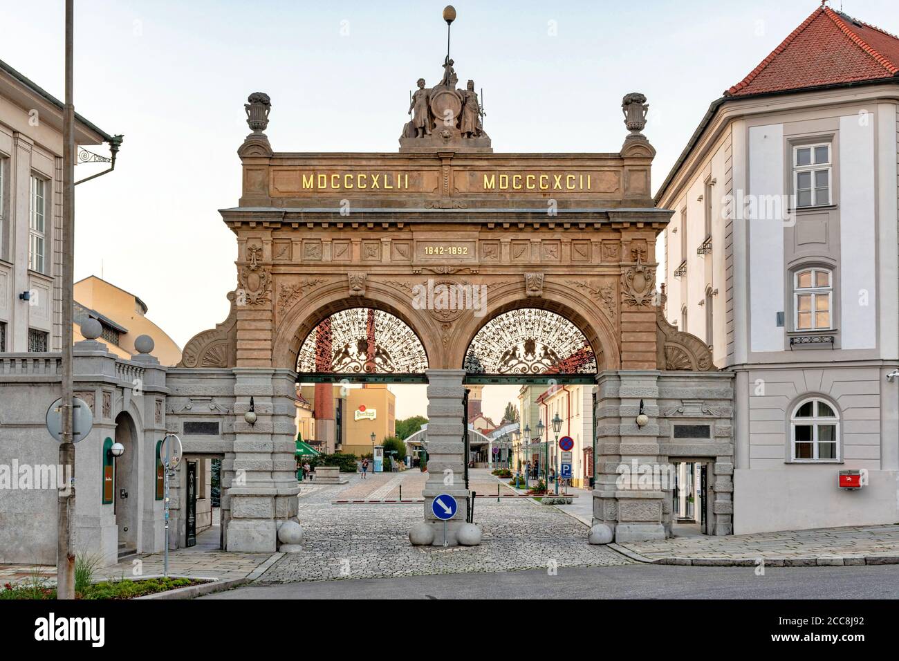 Pilsen, Tschechische Republik - 8. August 2020: Blick auf das historische Haupttor der Brauerei Pilsner Urquell. Das Bild wurde bei Sonnenuntergang aufgenommen. Stockfoto