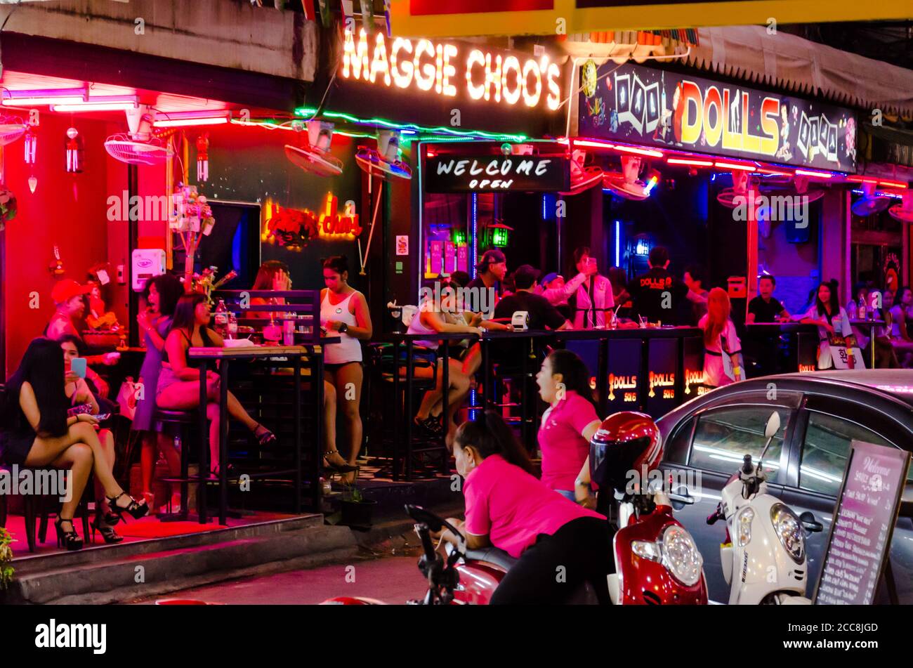 Pattaya, Thailand - 15. Februar 2019: Ein Blick auf die Mädchen und Ladyboys warten in den Nachtclubs für Kunden. Stockfoto