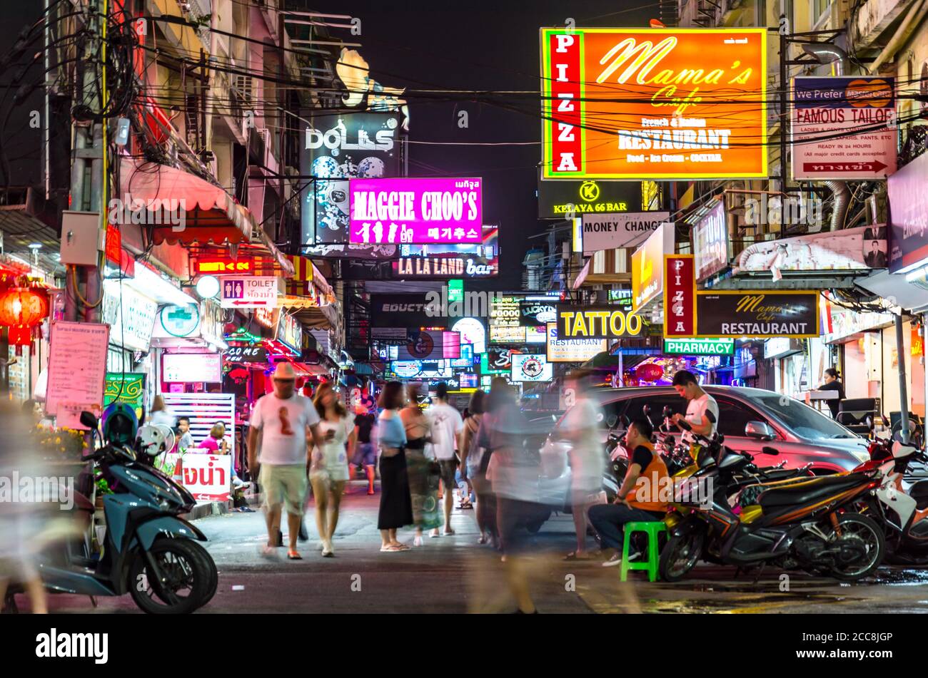 Pattaya, Thailand - 15. Februar 2019: Blick auf Pattaya Soi 6 Straße. Es gibt zahlreiche Restaurants, Nachtclubs und Massagesalons auf der Straße. Stockfoto