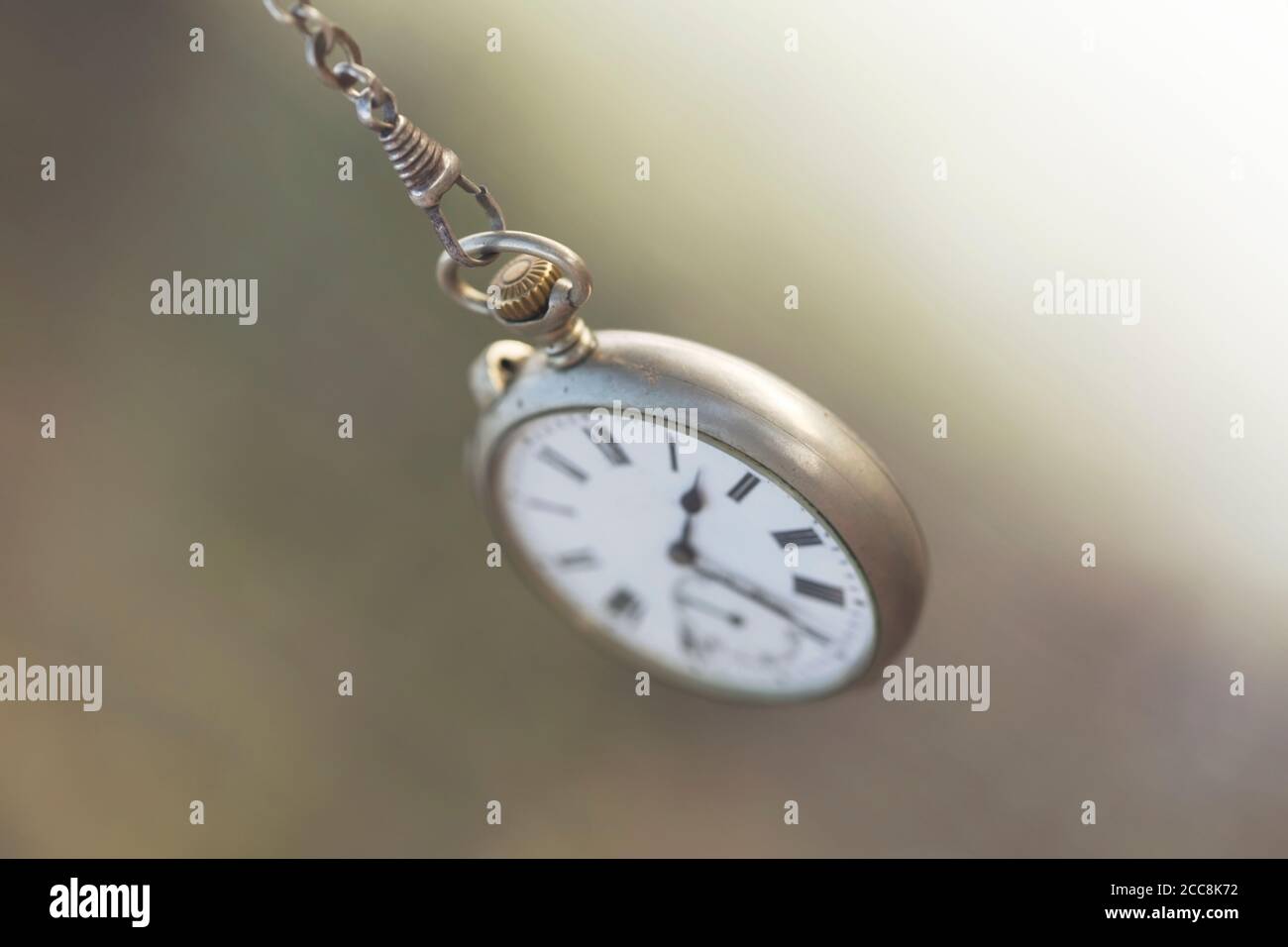 Taschenuhr schwingt wie der unerbittliche Fluss der Zeit Stockfoto