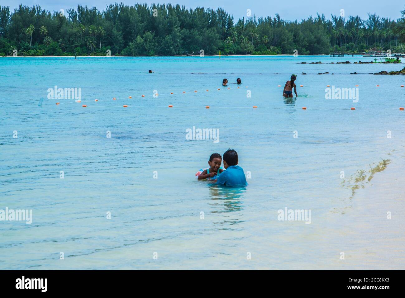 Französisch-Polynesien: 09/03/2018: Die Menschen verbrachten ihre Freizeit im blauen Ozean auf der tropischen Insel Moorea, Französisch-Polynesien. Ist ein Paradis Stockfoto