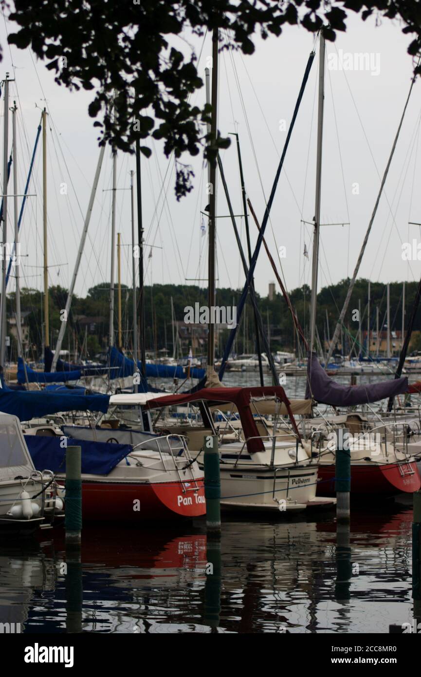 Pan Tau und Pellworm: Boote an der Scharfen Lanke in Berlin-Spandau Stockfoto