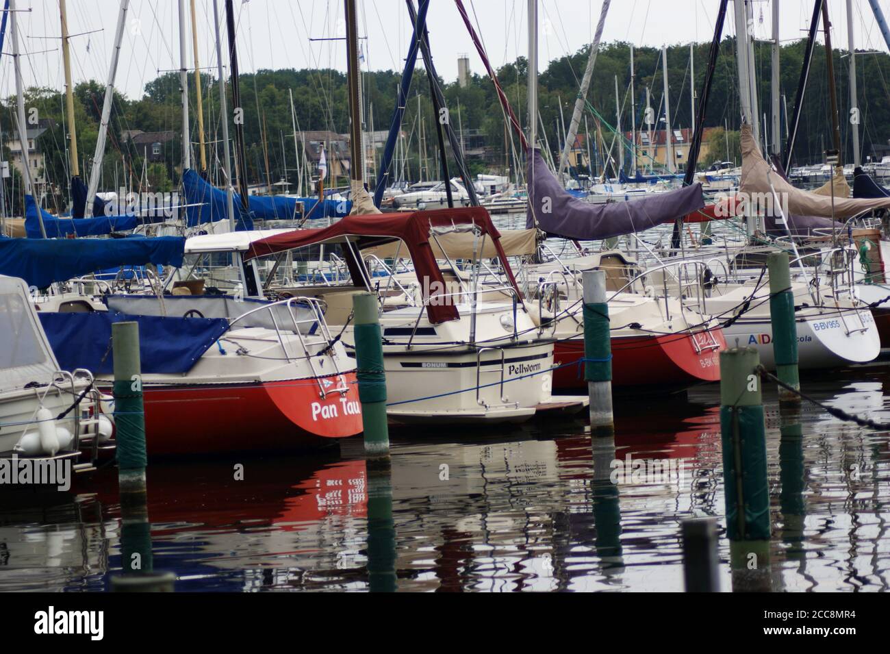 Pan Tau und Pellworm: Boote an der Scharfen Lanke in Berlin-Spandau Stockfoto