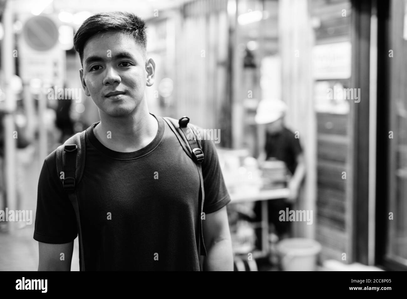 Porträt eines jungen, gutaussehenden asiatischen Touristen, der in Chinatown die Stadt erkundet Stockfoto