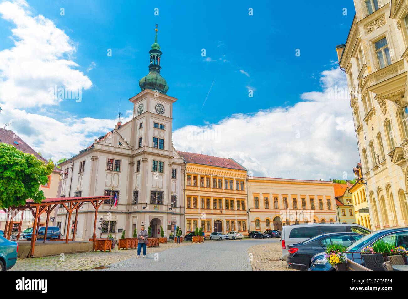 Loket, Tschechische Republik, 12. Mai 2019: Das Rathaus Mestska Radnice barocken Stil und bunte traditionelle typische Gebäude auf Marktplatz der Stadt Loket, Region Karlovy Vary, Westböhmen Stockfoto