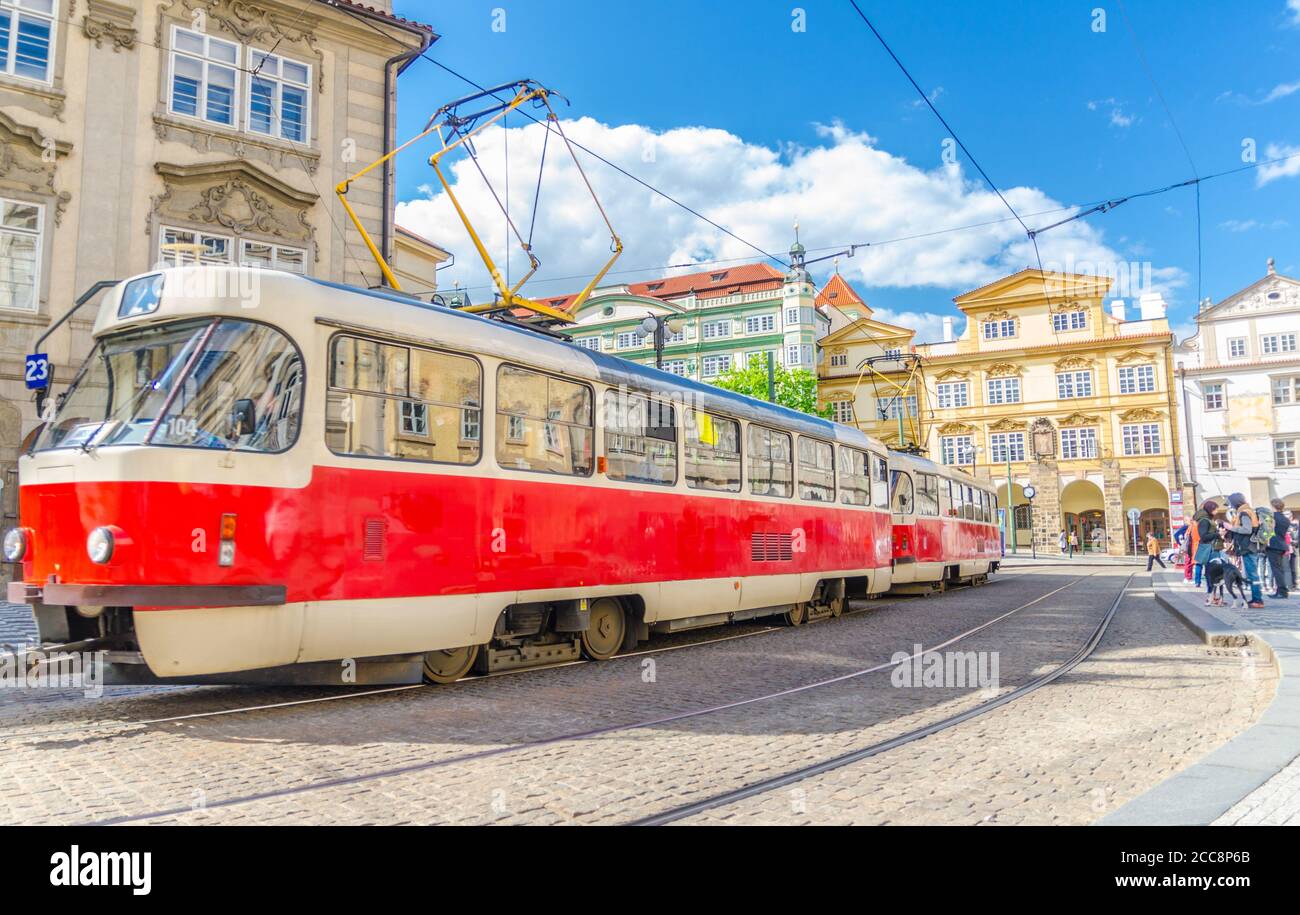 Prag, Tschechische Republik, 13. Mai 2019: Typische alte Retro-Straßenbahn auf Schienen in der Nähe der Straßenbahnhaltestelle in den Straßen der Stadt in der Nähe von Sternberg Palast auf der Kleinseite Mala Strana, Böhmen. Konzept des öffentlichen Nahverkehrs. Stockfoto