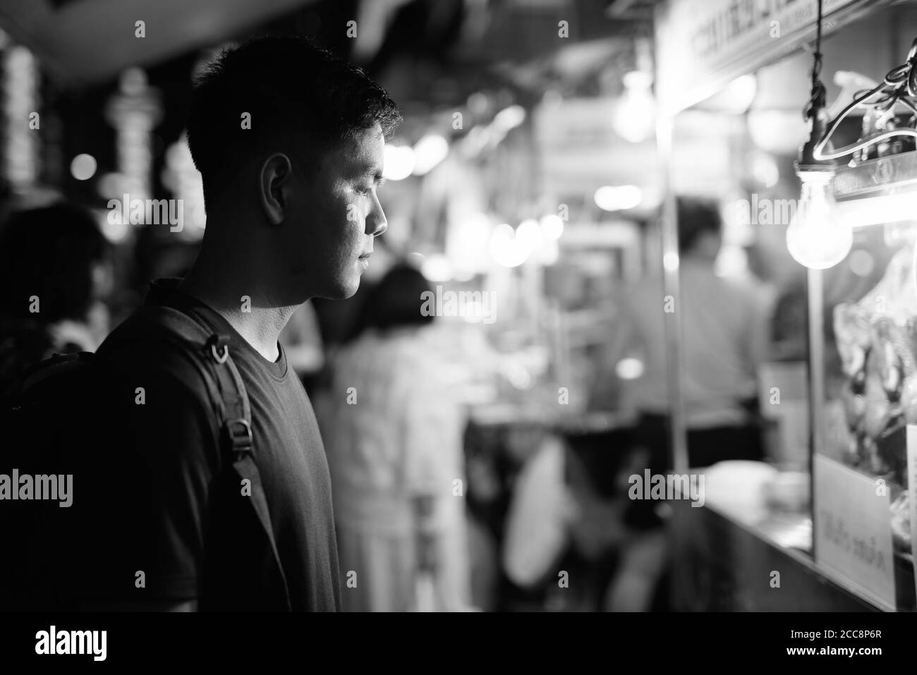 Porträt eines jungen, gutaussehenden asiatischen Touristen, der in Chinatown die Stadt erkundet Stockfoto