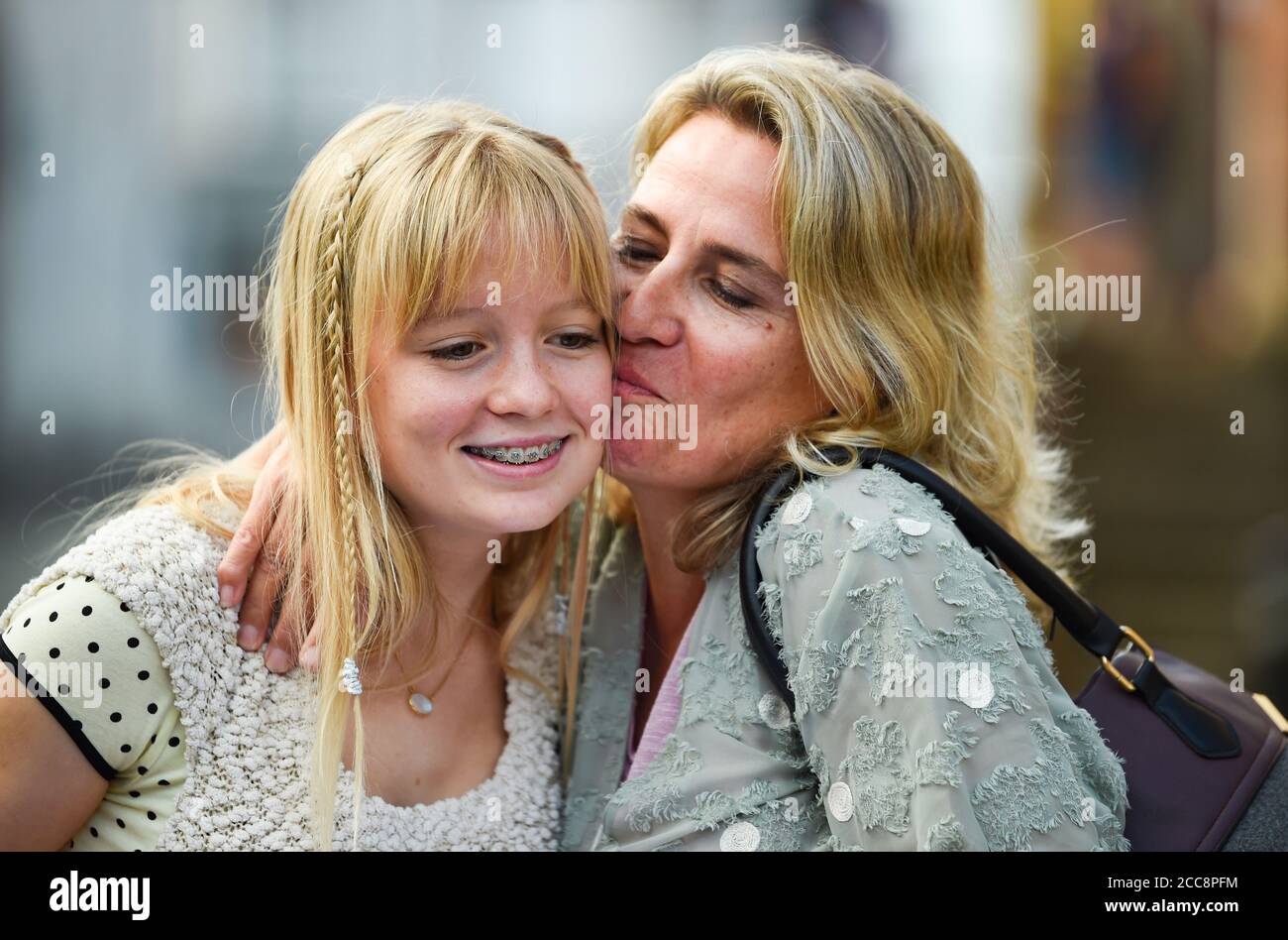 Lewes UK 20. August 2020 - Phoebe Hatch (16) wird von Mutter Dinah umarmt, nachdem sie heute ihre GCSE-Ergebnisse von der Lewes Old Grammar School in East Sussex erhalten hat. : Credit Simon Dack / Vervate / Alamy Live News Stockfoto