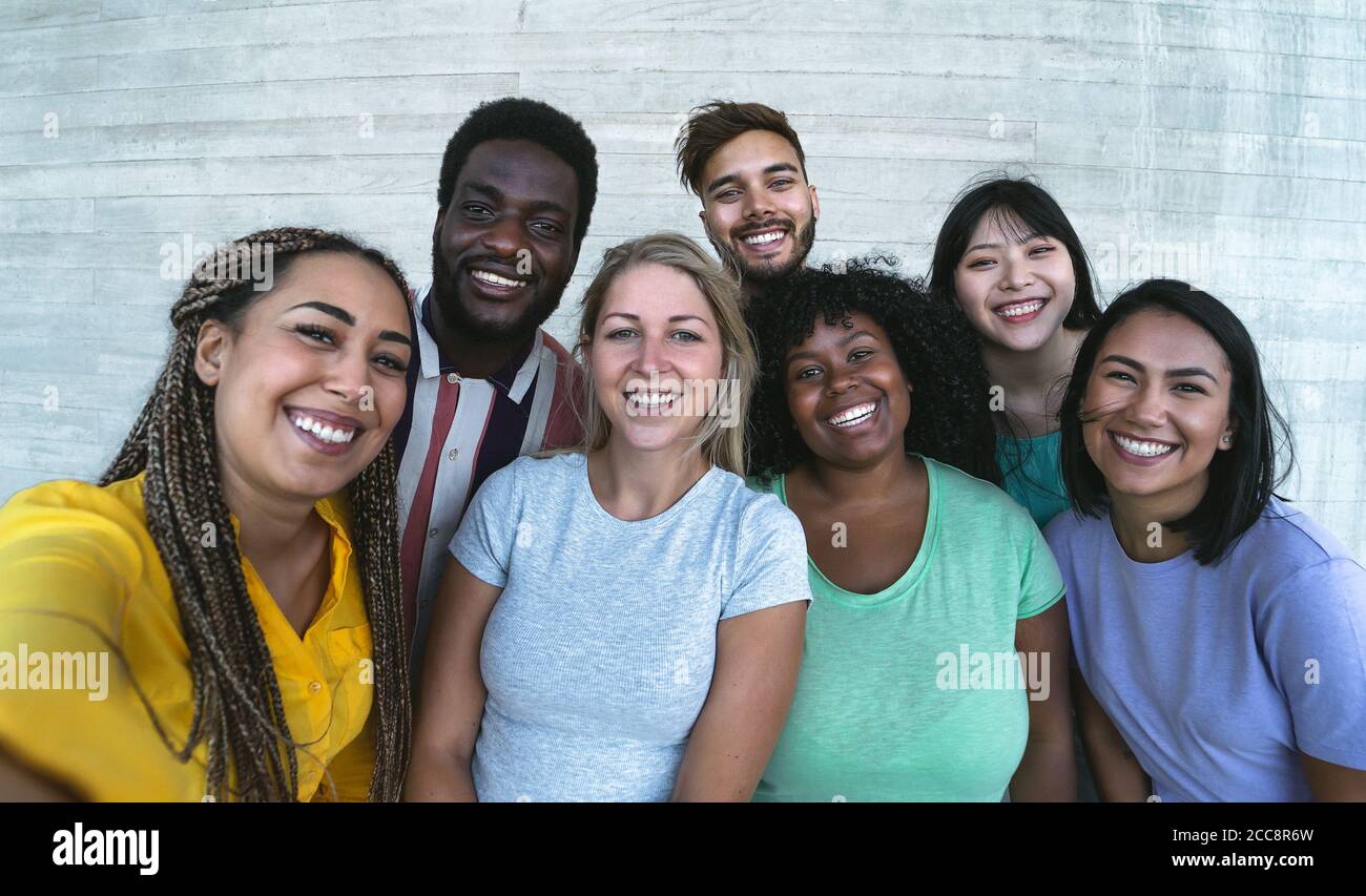 Gruppe multirassische Freunde mit Spaß im Freien - Happy mixed race Menschen, die zusammen Selfie machen Stockfoto