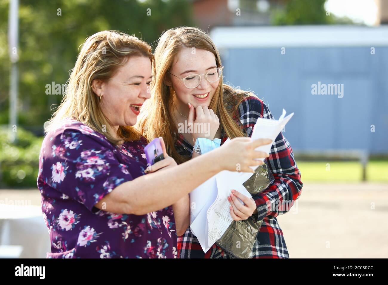 Teilnehmer, die die Ergebnisse der GCSE-Prüfung öffnen, 2020 Stockfoto