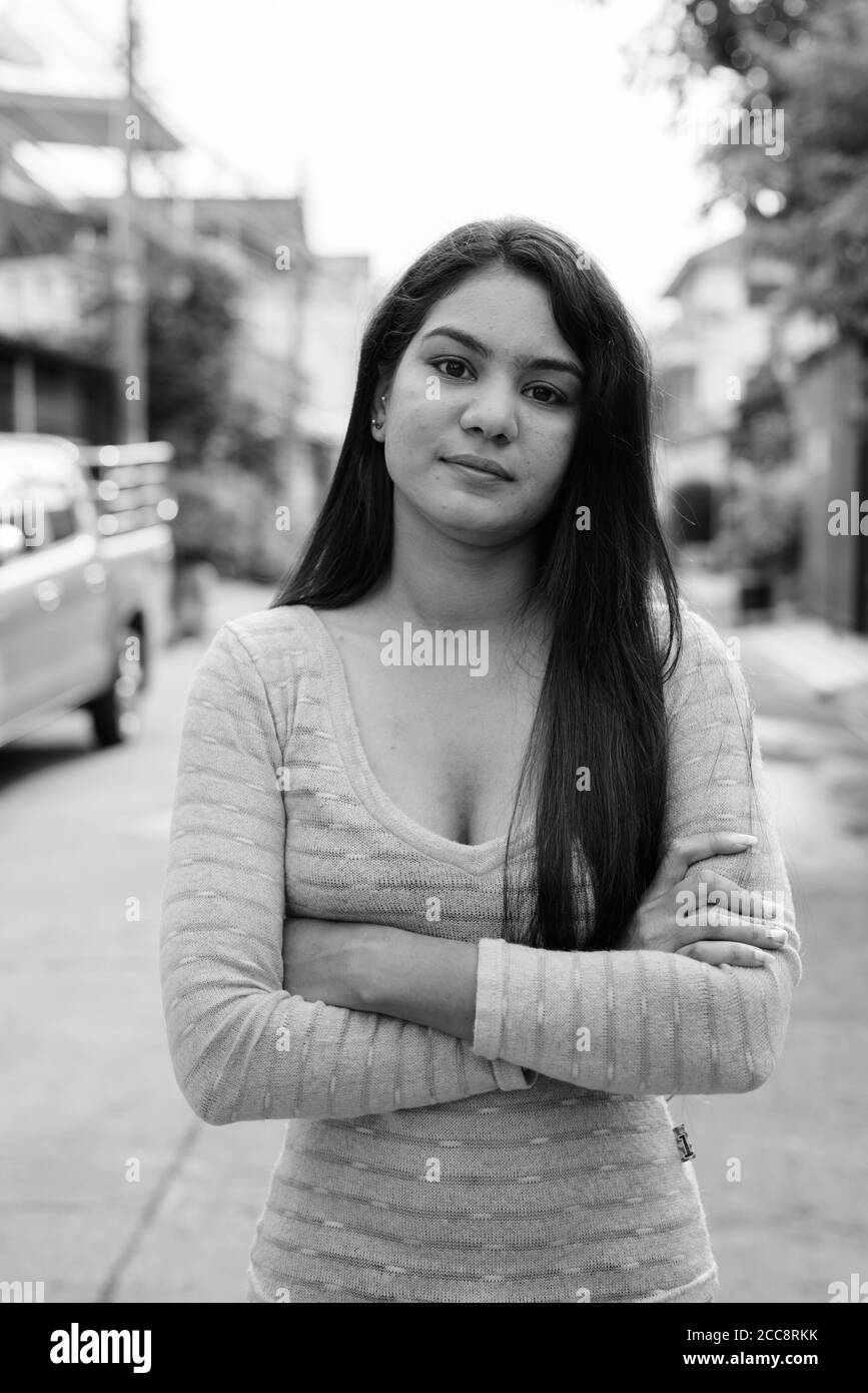 Nahaufnahme des jungen indischen Frau mit Waffen in den Straßen überquert im Freien Stockfoto