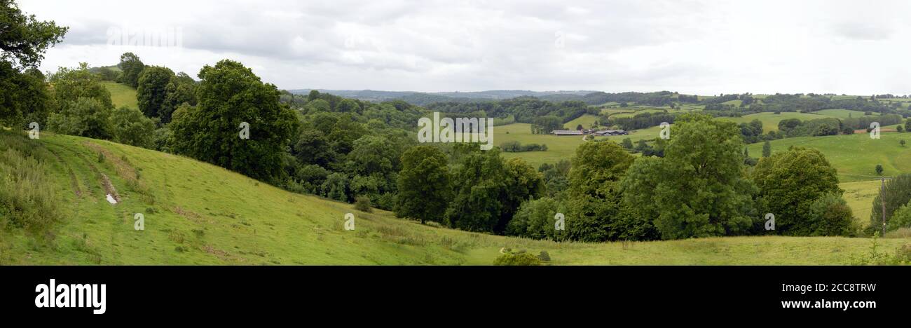 Panoramablick auf die Landschaft im ländlichen Worcestershire, England, mit Bauernhäusern in der Mitte Stockfoto