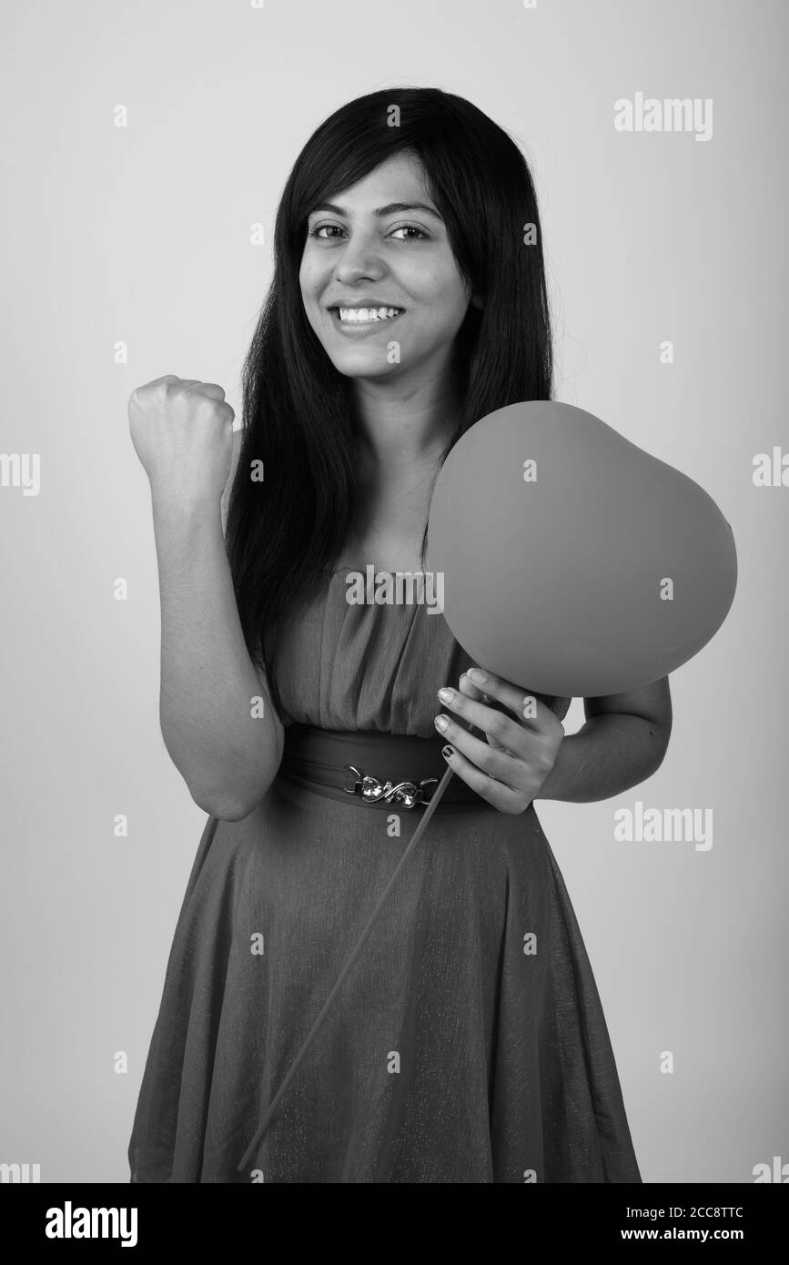 Porträt einer glücklichen jungen Persin suchen motiviert und halten Ballon bereit für Valentinstag Stockfoto