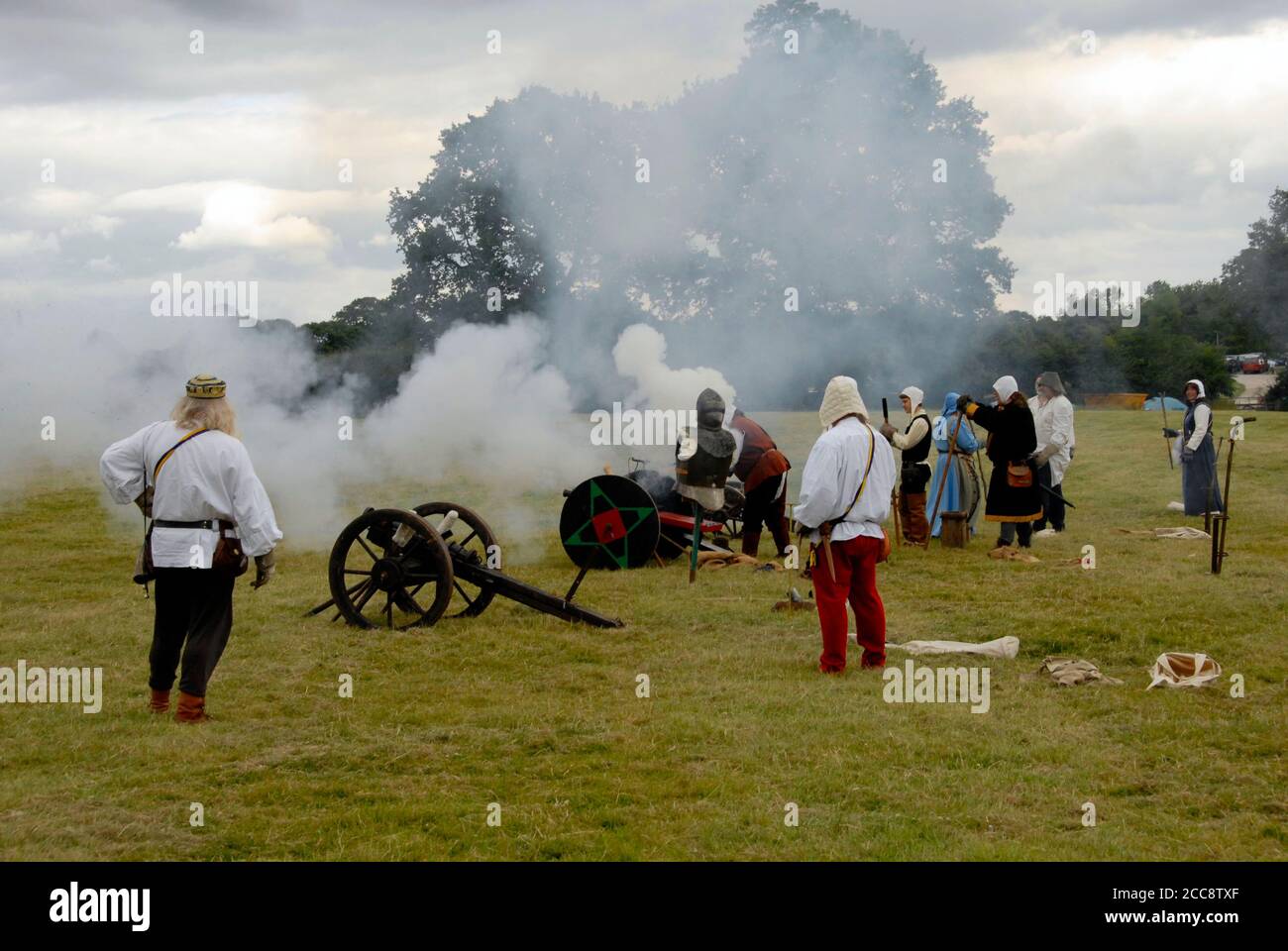 Ausstellung von Abfeuern altmodischer Waffen auf der Sommermesse, England, mit Rauch und Verwirrung der Schlacht Stockfoto