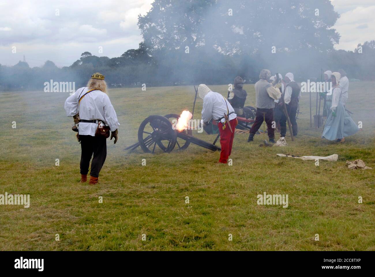 Ausstellung von Feuerwaffen in altmodischer Form auf der Sommermesse in England, wobei die Flamme angewendet wird, um die Ladung zu entzünden Stockfoto