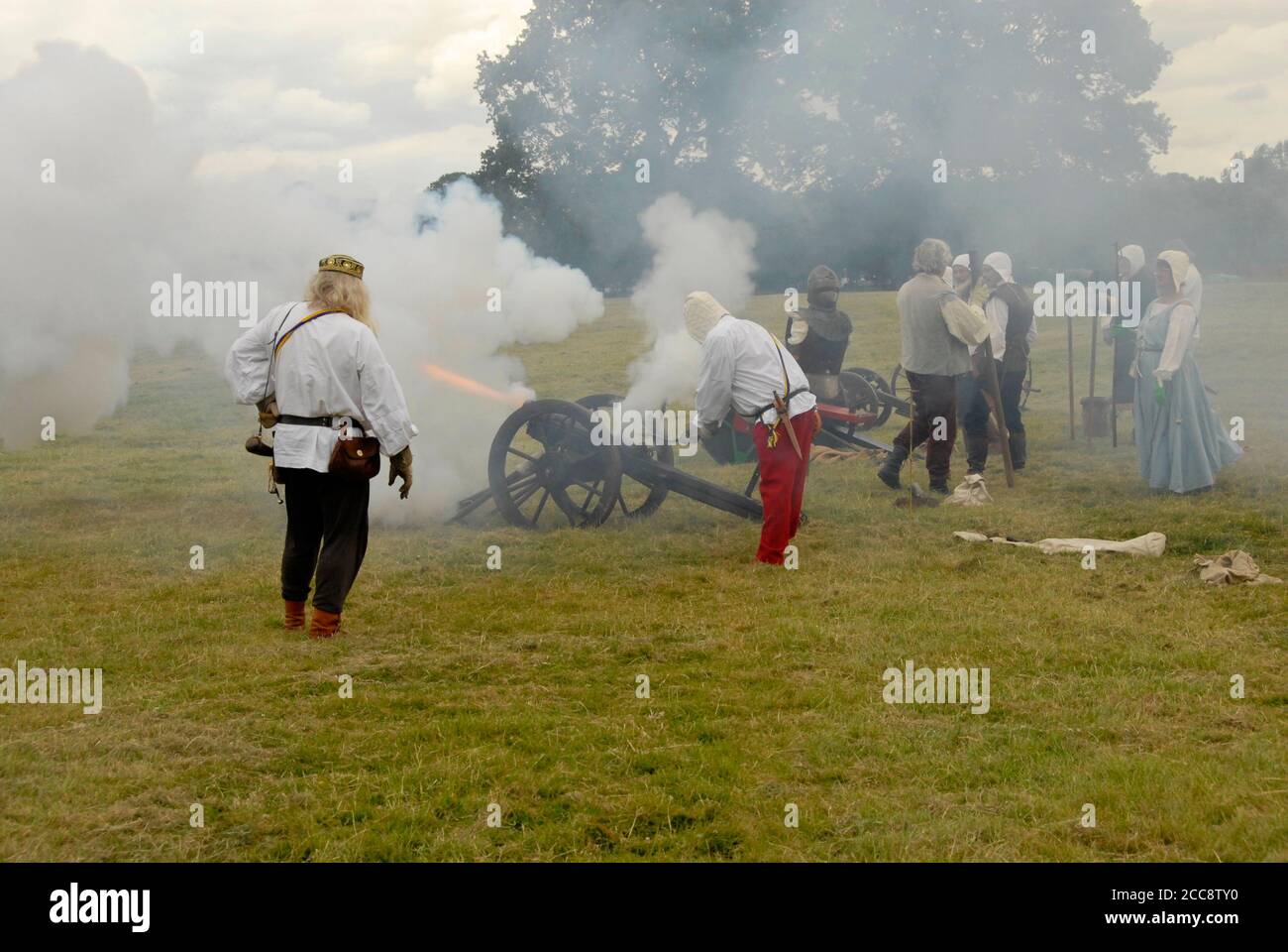 Die Ausstellung der Abfeuerung altmodischer Waffen auf der Sommermesse, England, mit Flammen, die aus der Mündung hervorgehen Stockfoto