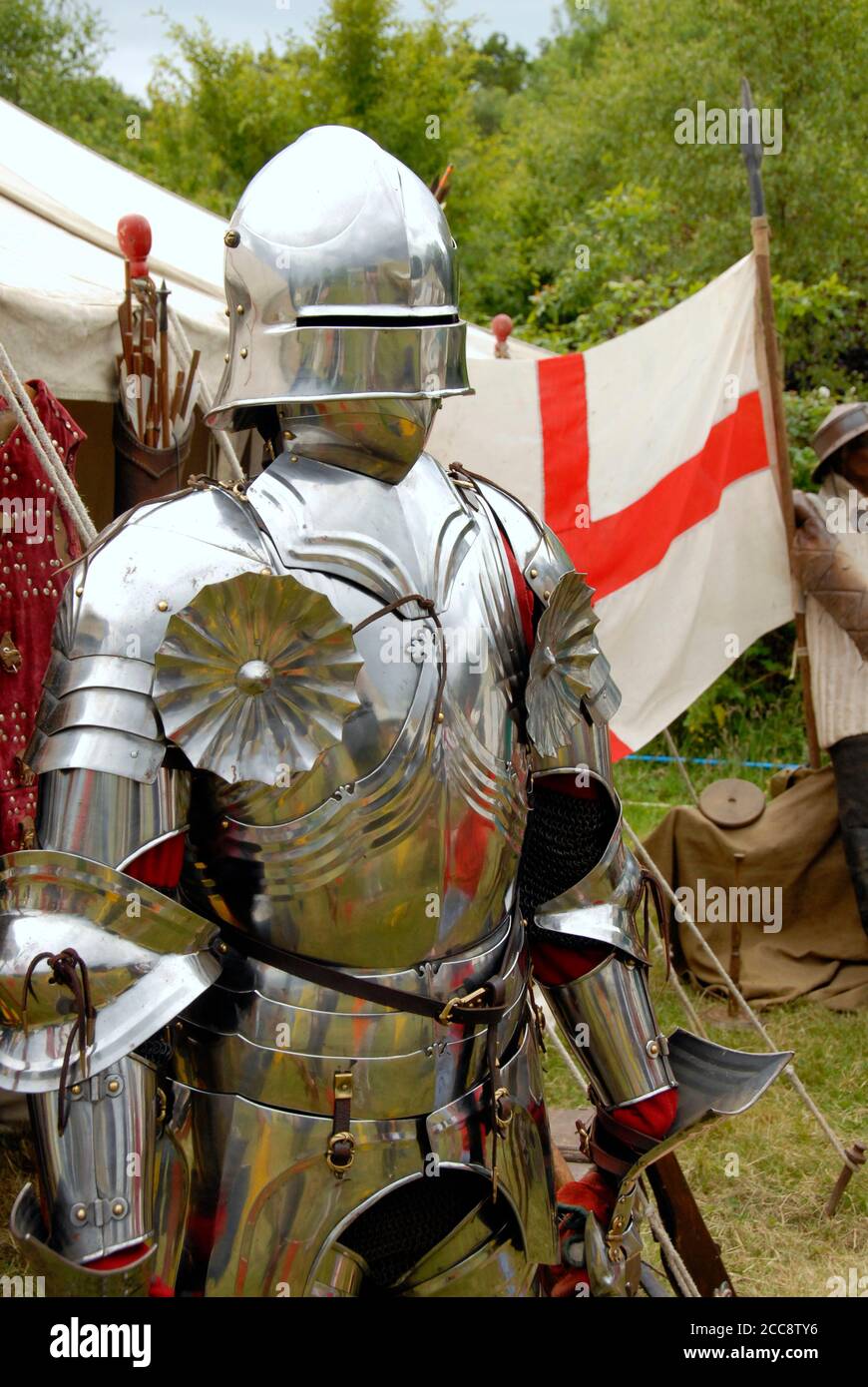 Anzug von amour auf der Sommermesse, England, mit Flagge auf St. George hinter Stockfoto