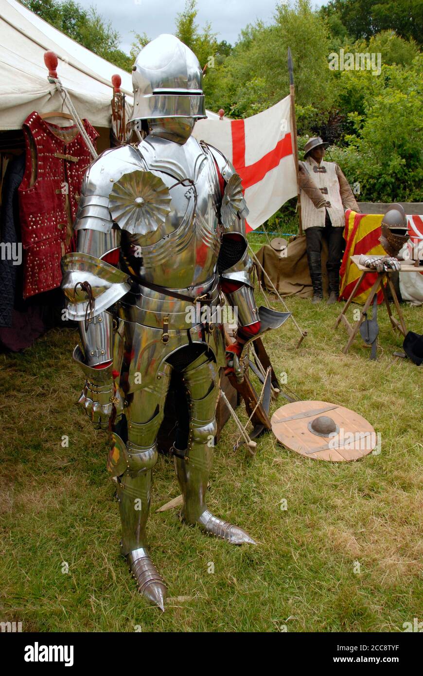 Anzug von amour auf der Sommermesse, England, mit Flagge auf St. George hinter Stockfoto