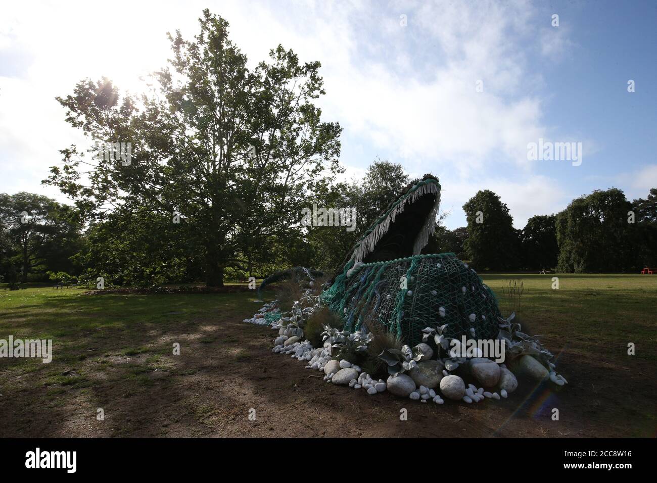 Die botanische Skulptur eines Buckelwals, der vom Orangery Lawn auftaucht, wird bis September 18 im Rahmen des Travel the World at Kew Festivals in den Royal Botanic Gardens in London ausgestellt. Stockfoto