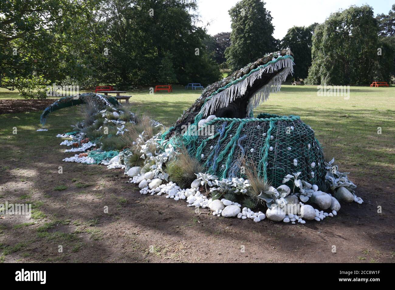 Die botanische Skulptur eines Buckelwals, der vom Orangery Lawn auftaucht, wird bis September 18 im Rahmen des Travel the World at Kew Festivals in den Royal Botanic Gardens in London ausgestellt. Stockfoto