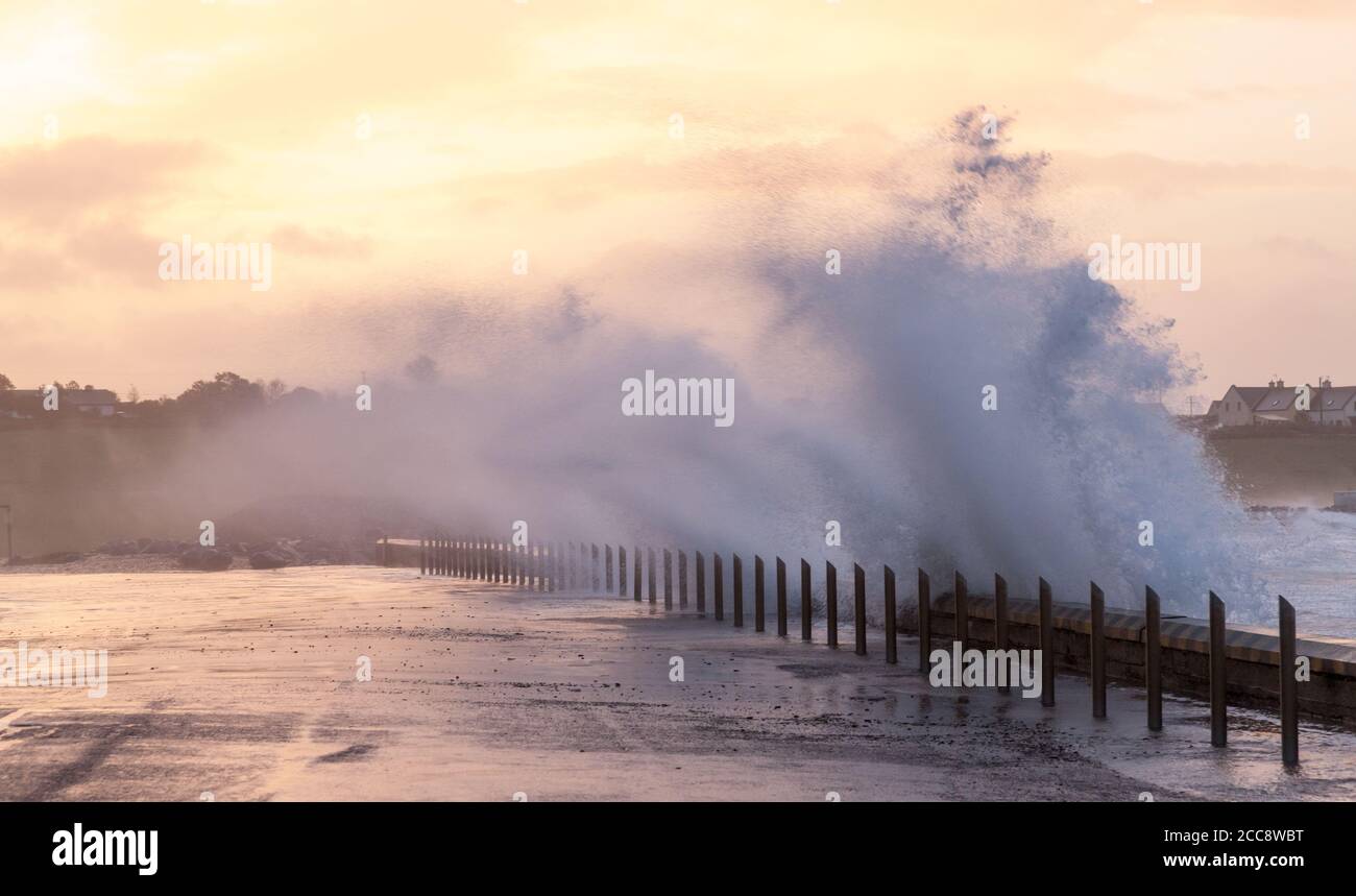 Garrettstown, Cork, Irland. August 2020. Die Wellen stürzen über die Ufermauer, während die Dämmerung nach dem Sturm Ellen in Garrettstown, Co. Cork, Irland, bricht. - Credit; David Creedon / Alamy Live News Stockfoto