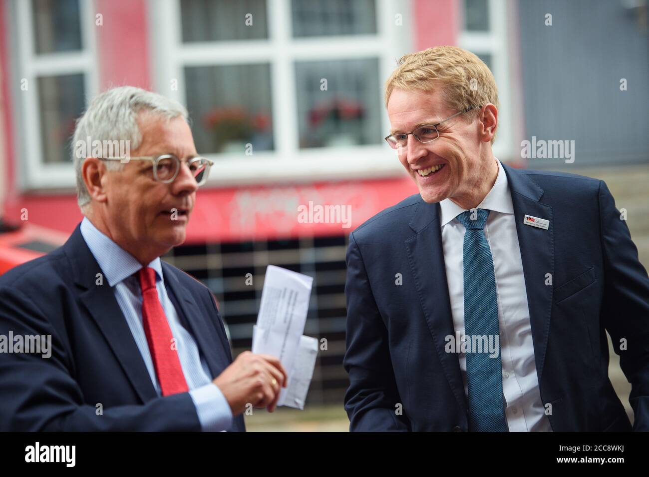 20. August 2020, Schleswig-Holstein, Flensburg: Jens Christiansen (l-r), Generalsekretär der wichtigsten Kulturorganisation der dänischen Minderheit in Schleswig-Holstein (Sydslesvigsk Forening/SFF), erläutert Daniel Günther (CDU), Ministerpräsident von Schleswig-Holstein, die Geschichte des Flensborghus und der Südschliesigen Vereinigung, Die wichtigste kulturelle Organisation der dänischen Minderheit in Schleswig-Holstein während der Sommerreise des Ministerpräsidenten. Der SSF ist mit 16,000 Mitgliedern der größte dänische Verband in Schleswig-Holstein. Foto: Gregor Fischer/dpa Stockfoto