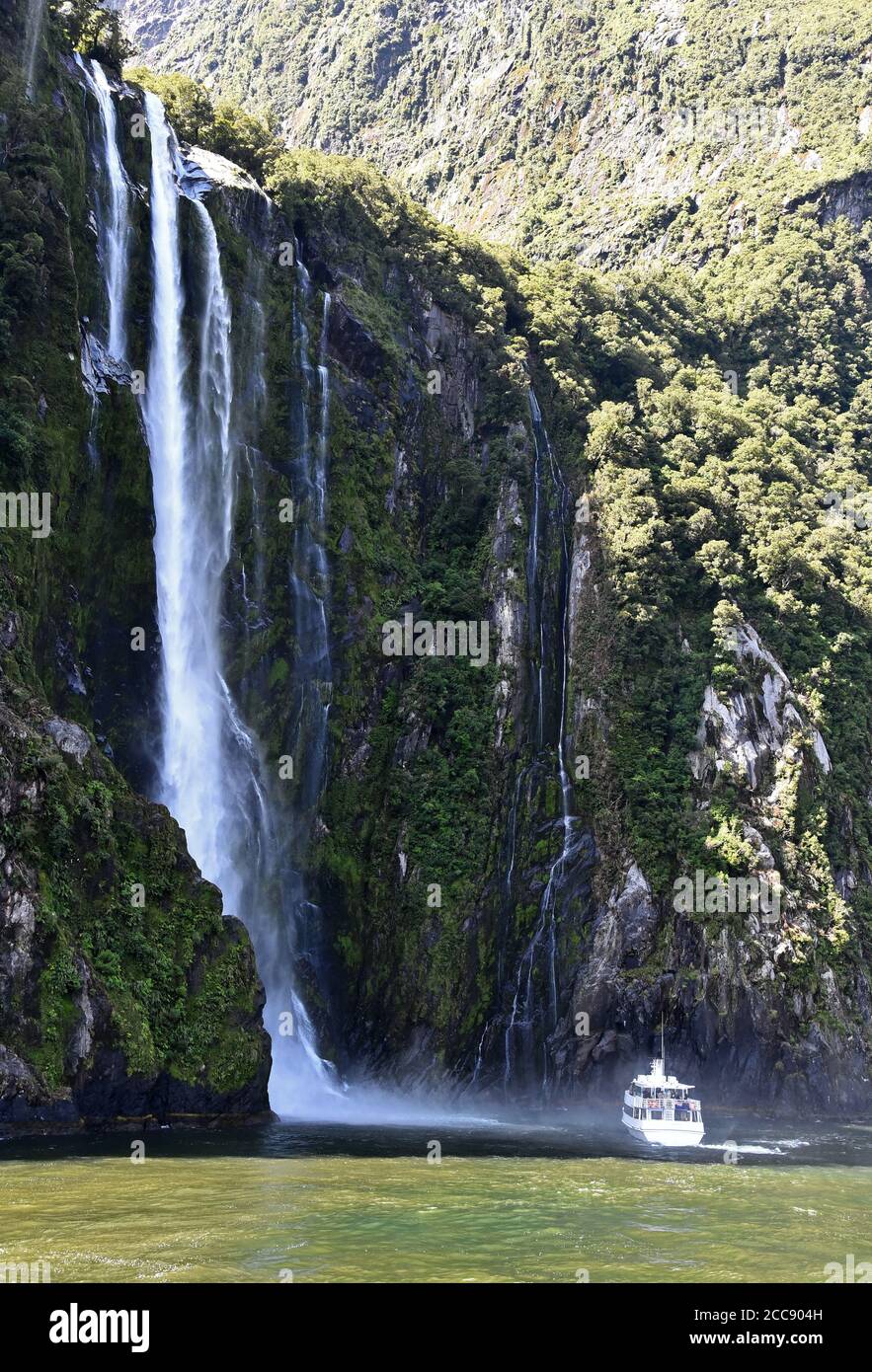 Touristenboot in der Nähe von stirling Wasserfälle, milford Sound, Südinsel, neues Zealnd Stockfoto