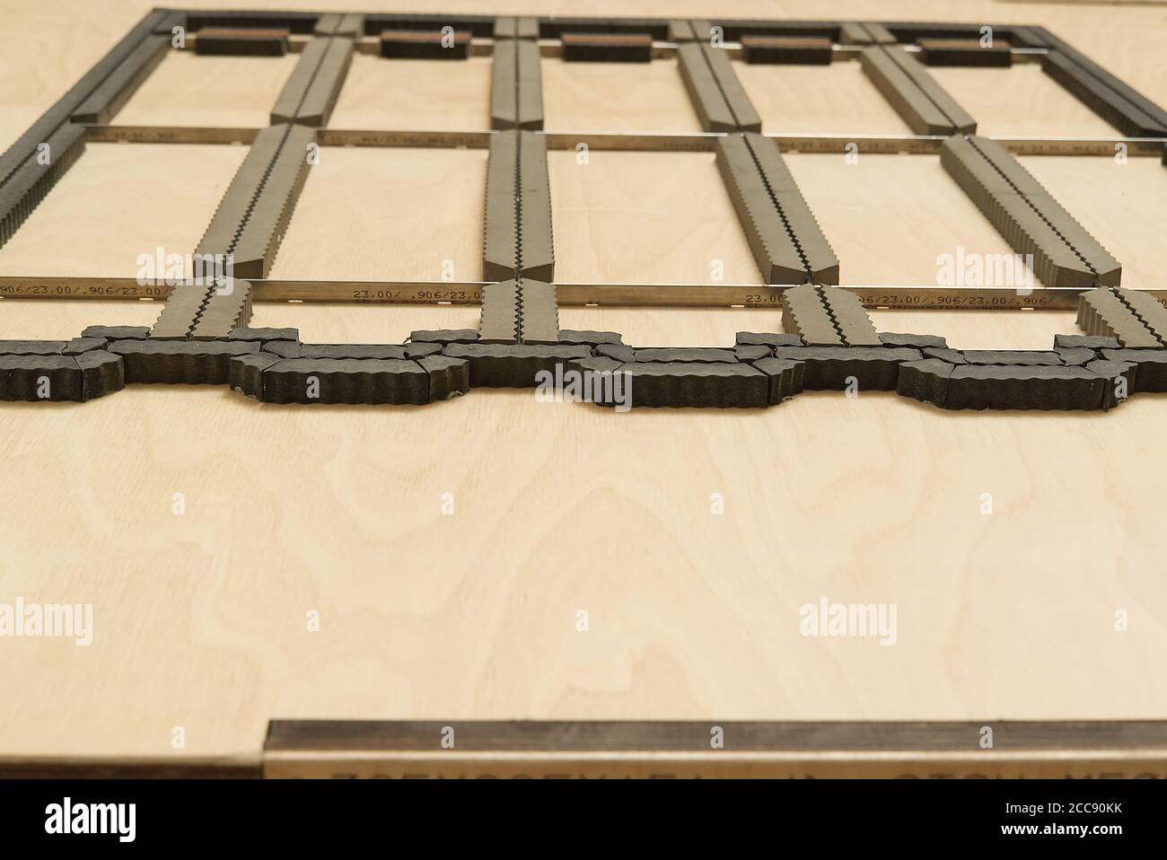 Stanzformen Form - Polygraph Industrie, zum Schneiden und Falten von Papier oder Karton zum Verpacken. Verpackung Produktion Stanzform. Stockfoto