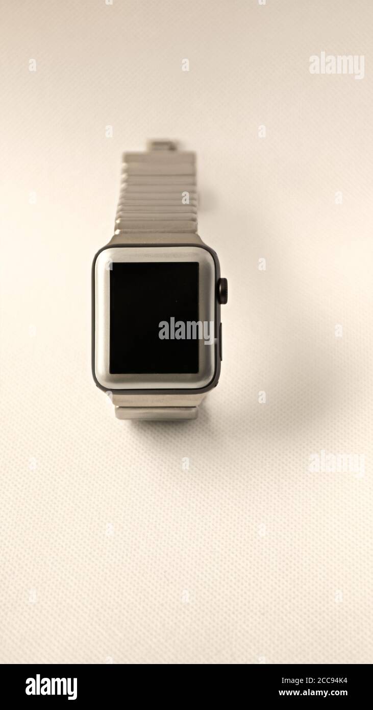 Silberne Smartwatch Apple-Uhr isoliert auf weißem Hintergrund. Stockfoto