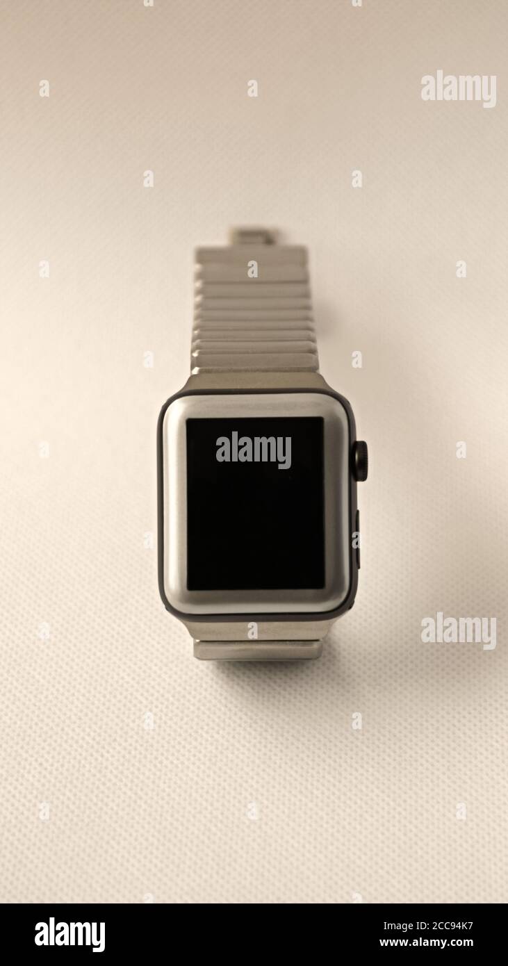 Silberne Smartwatch Apple-Uhr isoliert auf weißem Hintergrund. Stockfoto