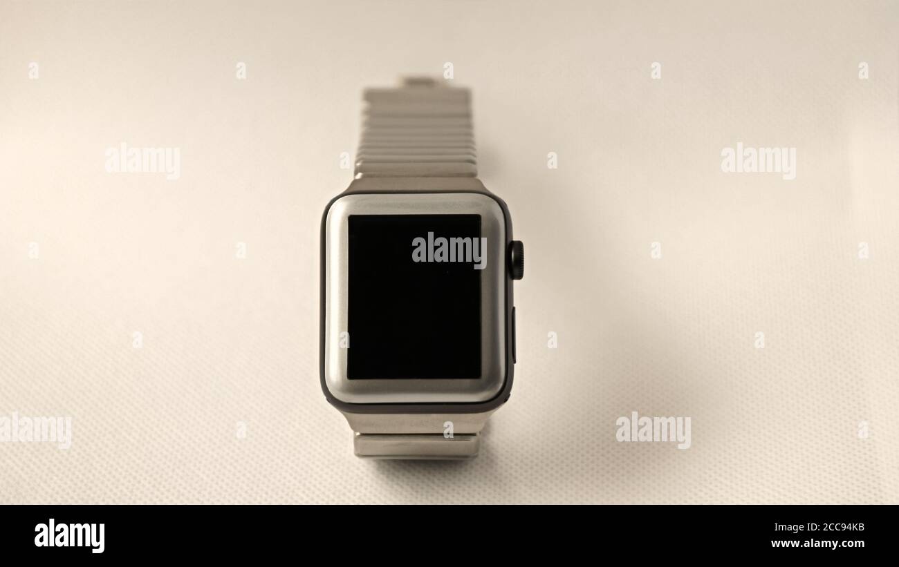 Silberne Smartwatch Apple-Uhr isoliert auf weißem Hintergrund. Stockfoto