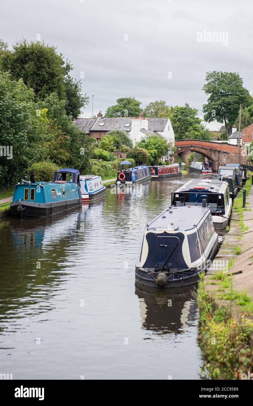 Lymm, Großbritannien. 19.08.2020 im Bild: Der Bridgewater-Kanal verläuft durch das Dorf Lymm, Cheshire. Stockfoto