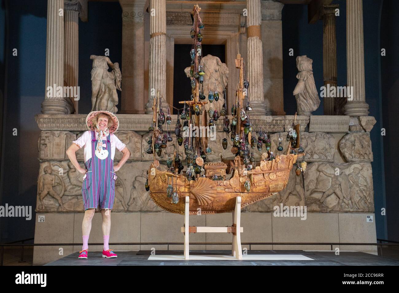 Der Künstler Grayson Perry enthüllte eine bisher unbekannte Neuauflage seines Kunstwerks "The Tomb of the Unknown Craftsman", das neben dem Nereid Monument zu sehen war, während einer Fotoausstellung im British Museum im Zentrum von London, die am 27. August wieder für die Öffentlichkeit zugänglich ist. Stockfoto