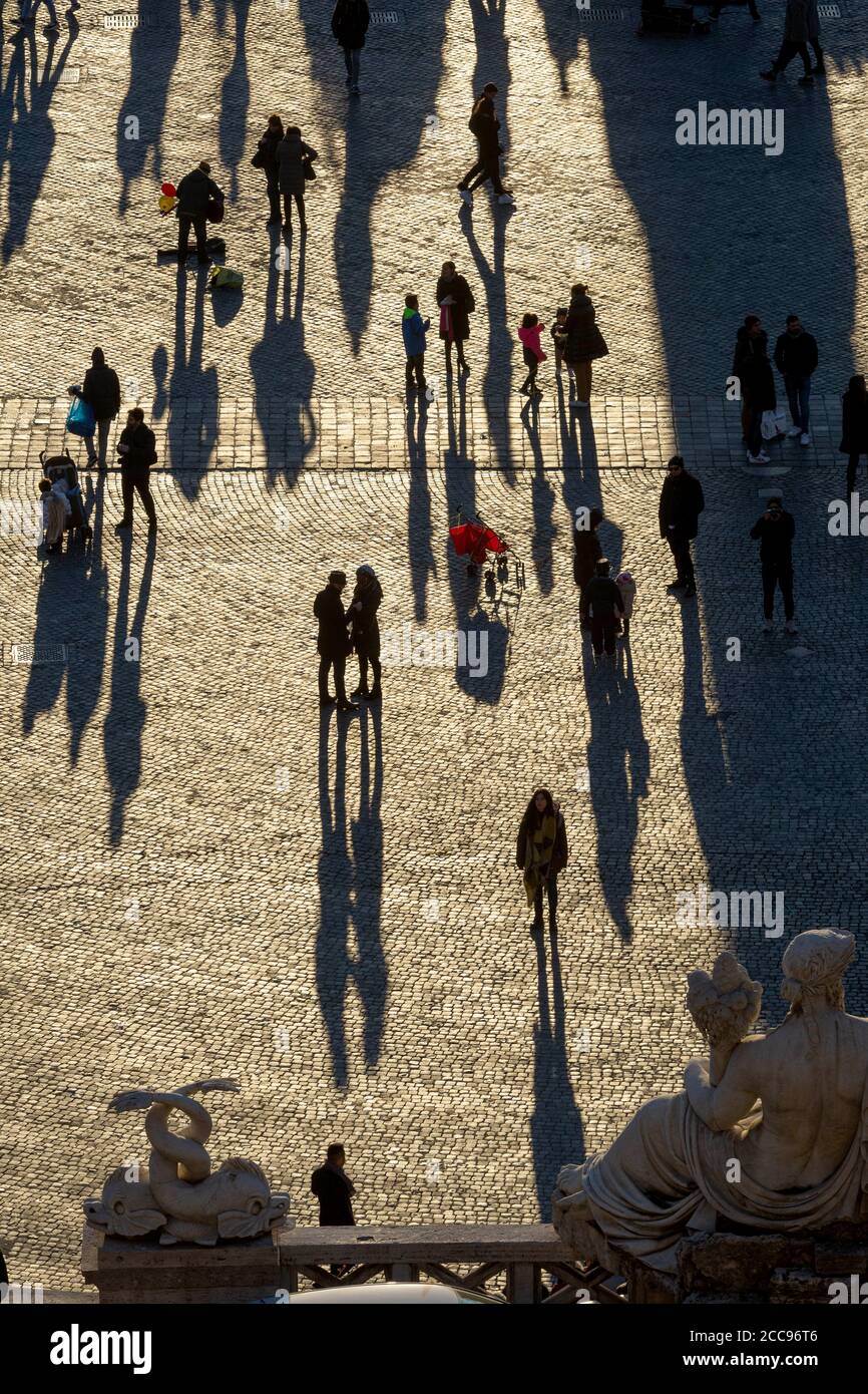 Italien, Rom: Piazza Popolo, Volksplatz. Silhouetten von Passanten am Abend, in der Dämmerung Stockfoto