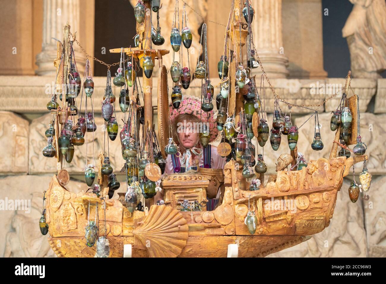 Der Künstler Grayson Perry enthüllte eine bisher unbekannte Neuauflage seines Kunstwerks "The Tomb of the Unknown Craftsman", das neben dem Nereid Monument zu sehen war, während einer Fotoausstellung im British Museum im Zentrum von London, die am 27. August wieder für die Öffentlichkeit zugänglich ist. Stockfoto