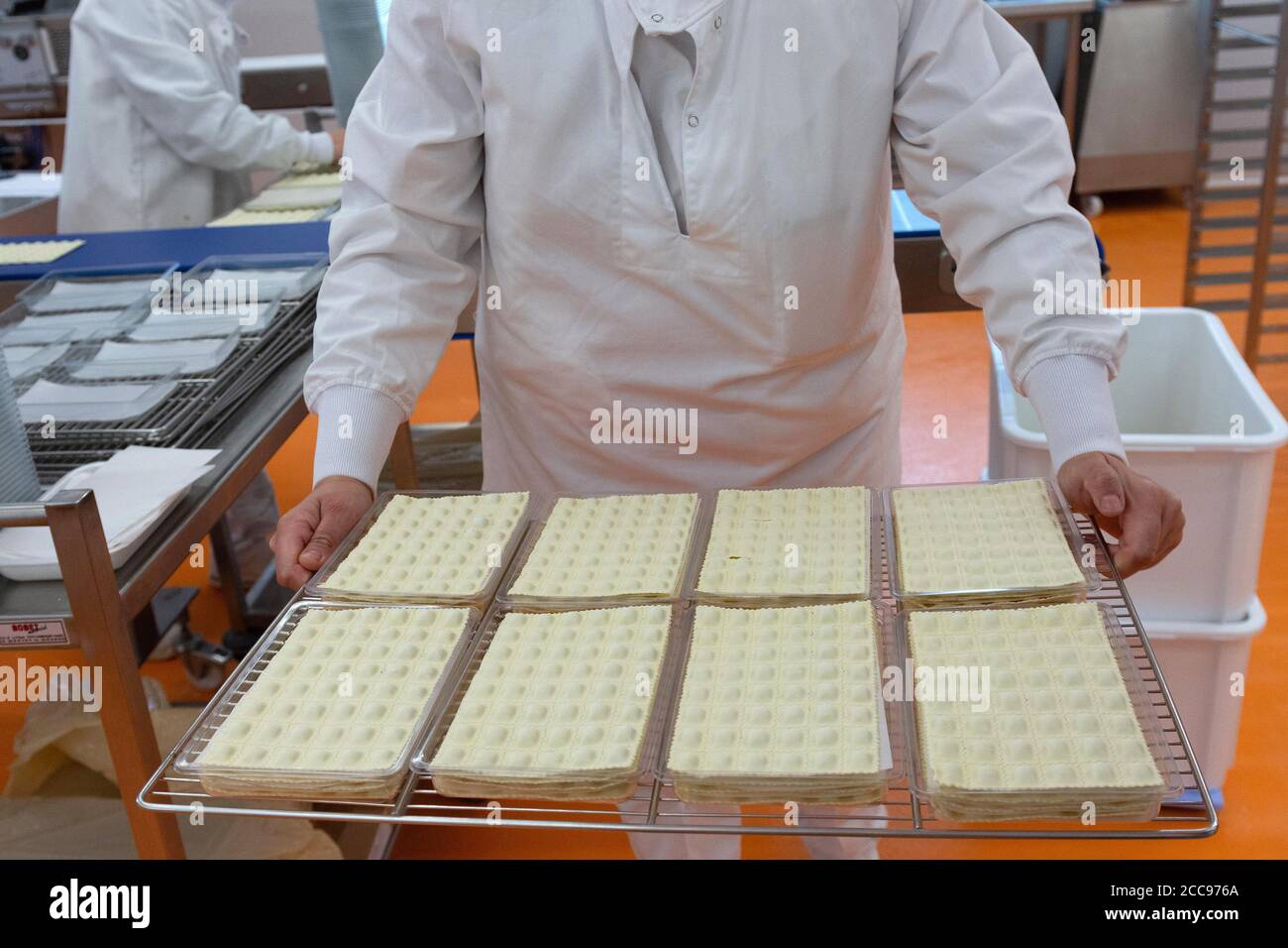 Herstellung von Ravioles du Dauphine (Dauphine ravioli) in den Räumlichkeiten der Firma Secrets de Ravioles, verkauft unter dem Markennamen '1228 My Ravioli. G.G.A. Stockfoto