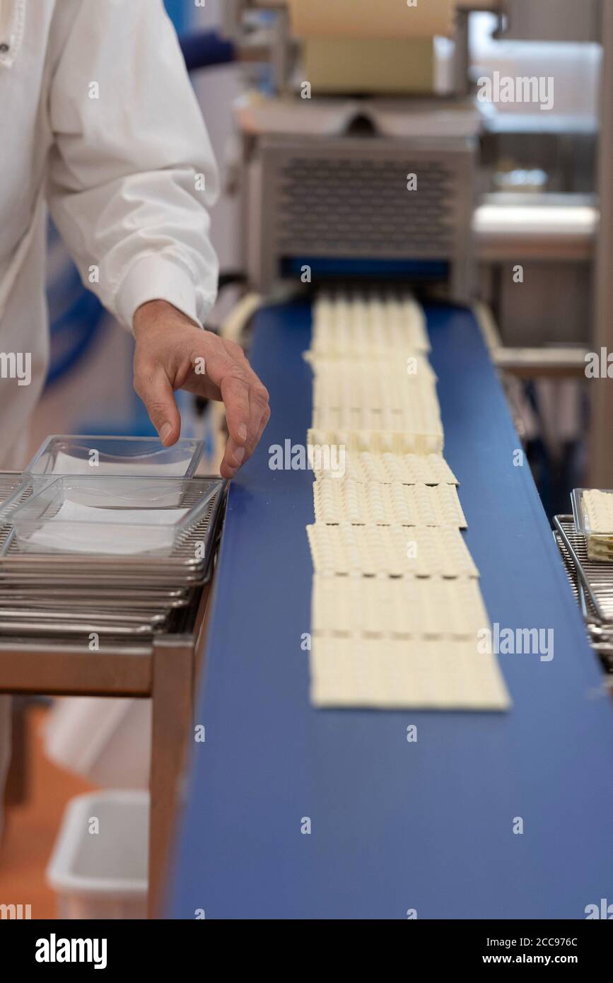 Herstellung von Ravioles du Dauphine (Dauphine ravioli) in den Räumlichkeiten der Firma Secrets de Ravioles, verkauft unter dem Markennamen '1228 My Ravioli. G.G.A. Stockfoto