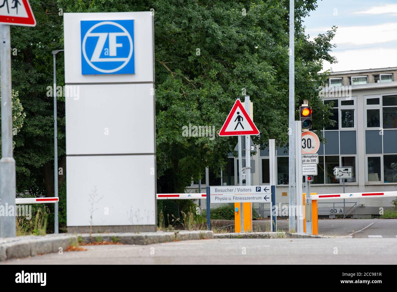 Friedrichshafen, Deutschland. August 2020. Produktionsstandort der Firma ZF Friedrichshafen AG. Die ZF Friedrichshafen AG ist ein weltweit agierender Technologiekonzern und liefert Systeme für die Mobilität von Pkw, Nutzfahrzeugen und Industrietechnik. Freirichshafen, 18. August 2020 Quelle: dpa/Alamy Live News Stockfoto