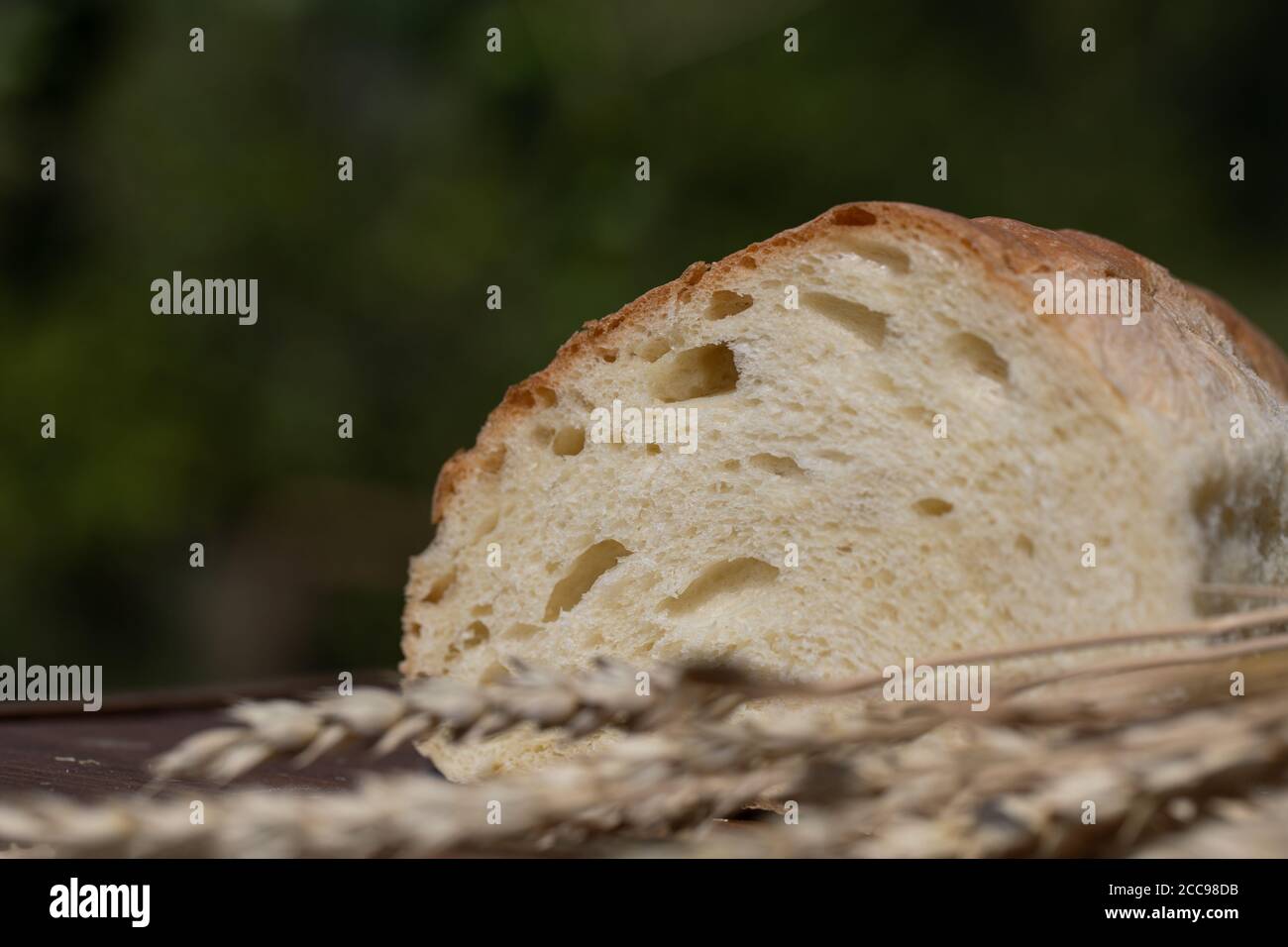 Frisches Vollkornbrot auf natürlichem Hintergrund. Stockfoto