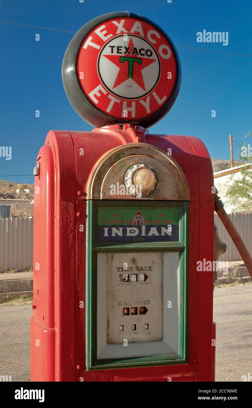 Alte Gaspumpe in der Erie Street in Bisbee, Arizona, USA Stockfoto