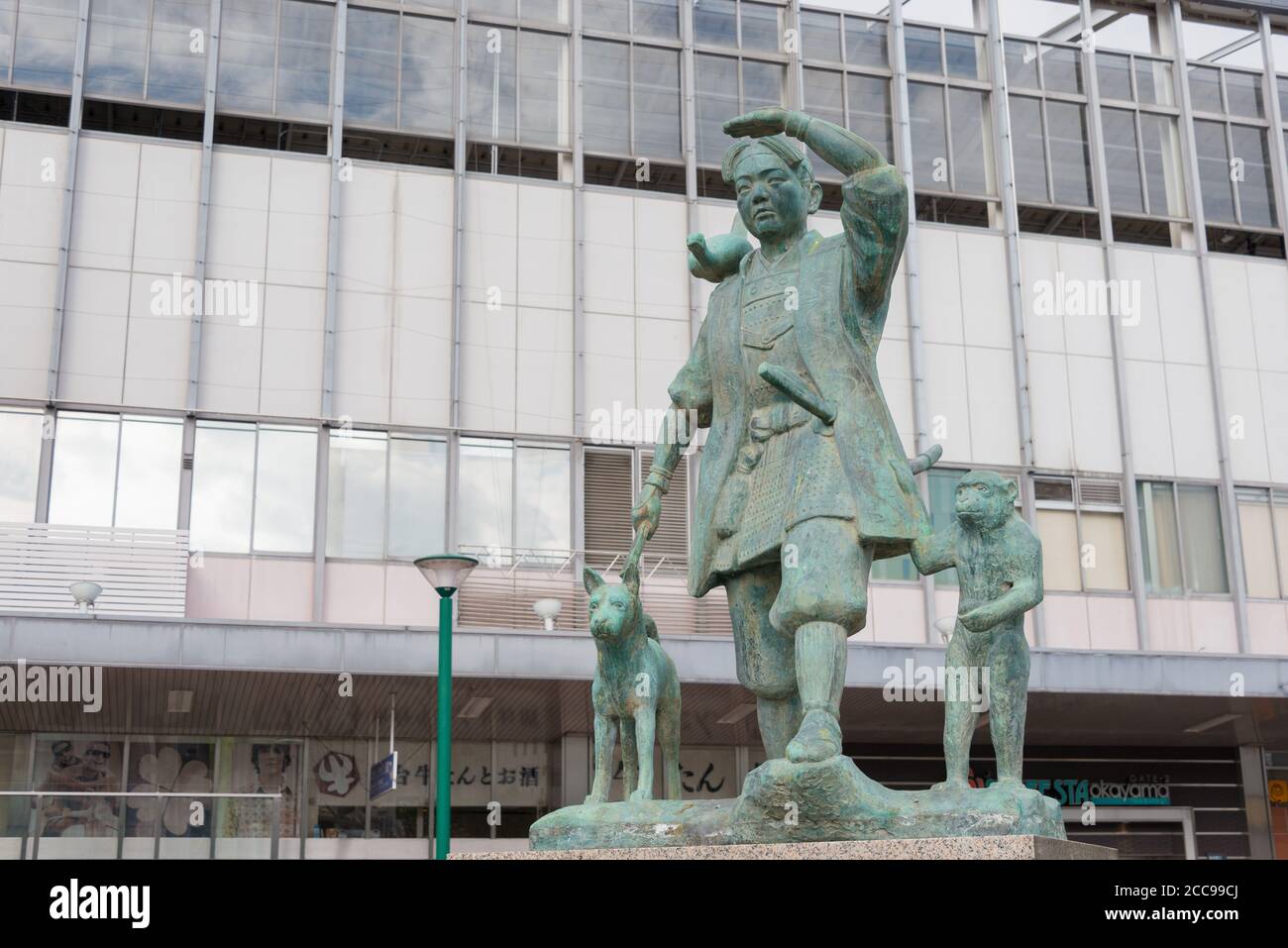 Okayama, Japan - Momotaro Statue an der Okayama Station in Okayama, Japan. Momotaro (Peach Boy) ist ein populärer Held der japanischen Folklore. Stockfoto