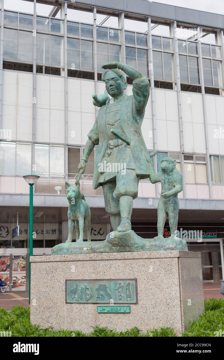 Okayama, Japan - Momotaro Statue an der Okayama Station in Okayama, Japan. Momotaro (Peach Boy) ist ein populärer Held der japanischen Folklore. Stockfoto