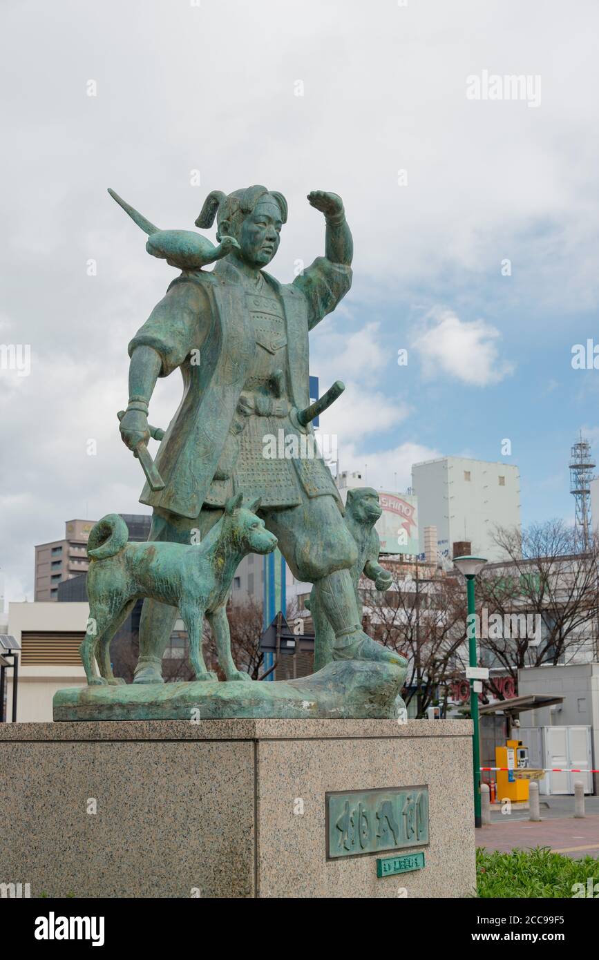 Okayama, Japan - Momotaro Statue an der Okayama Station in Okayama, Japan. Momotaro (Peach Boy) ist ein populärer Held der japanischen Folklore. Stockfoto