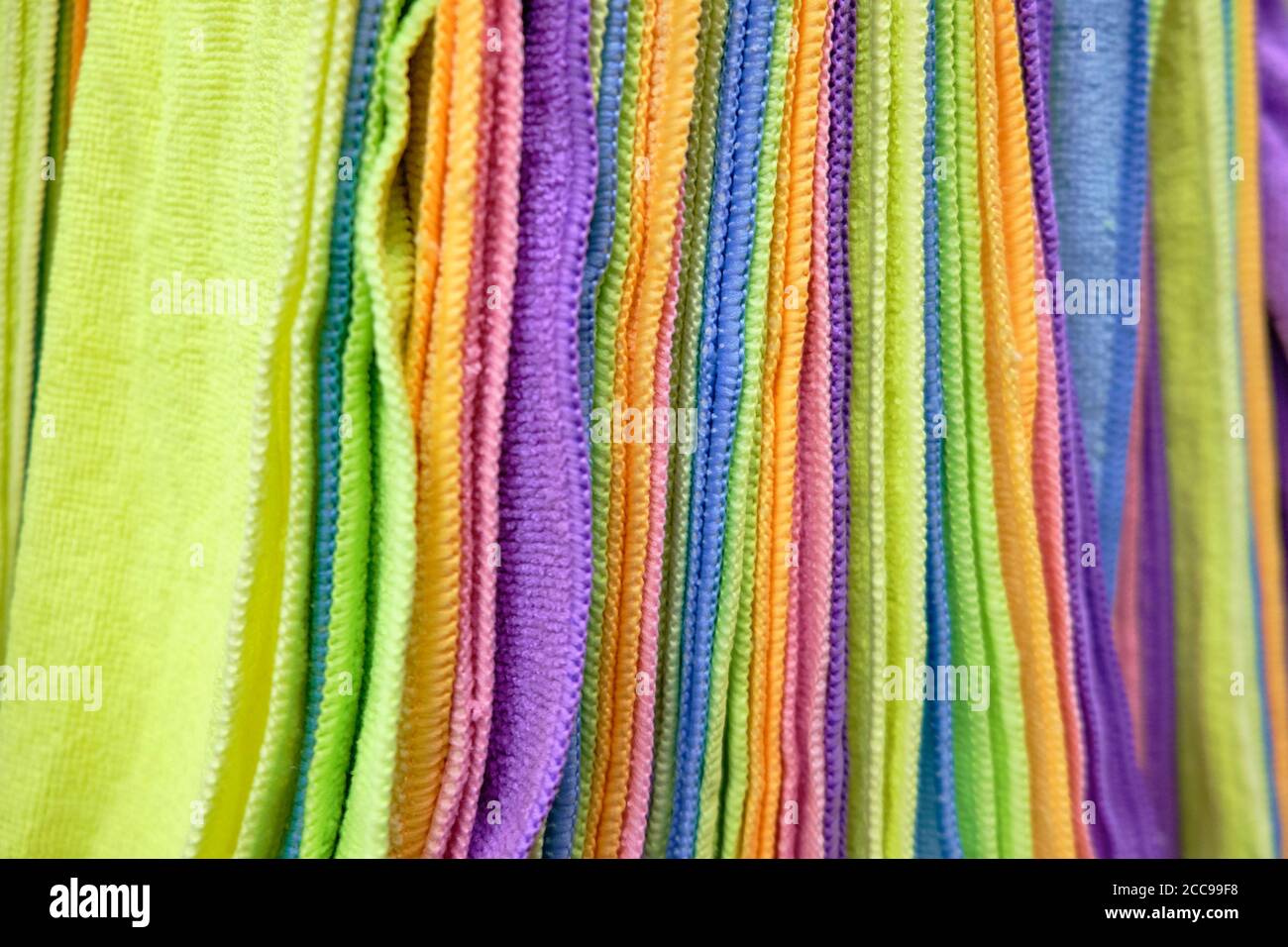 Viele mehrfarbige Mikrofaserkleidung. Stockfoto