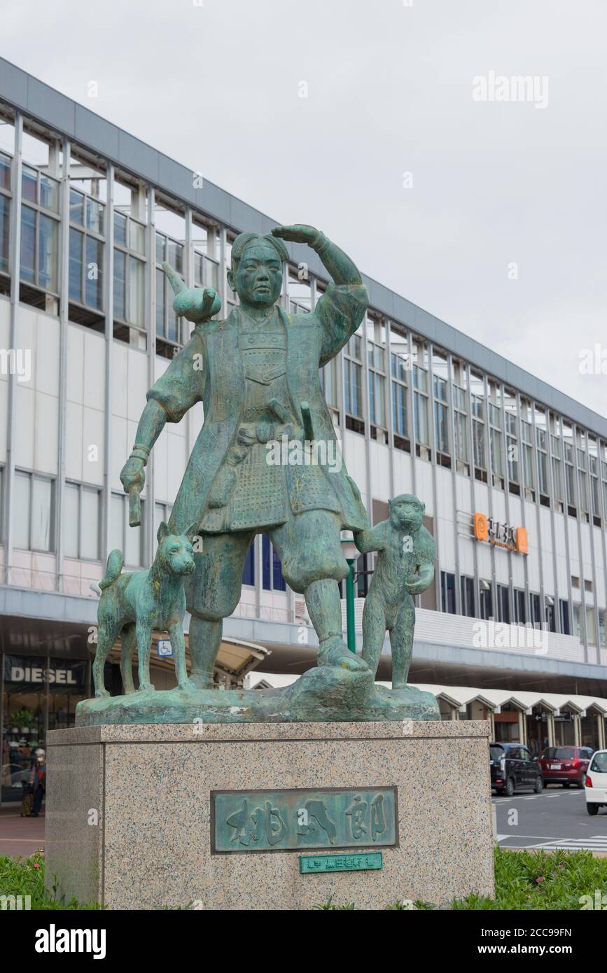 Okayama, Japan - Momotaro Statue an der Okayama Station in Okayama, Japan. Momotaro (Peach Boy) ist ein populärer Held der japanischen Folklore. Stockfoto