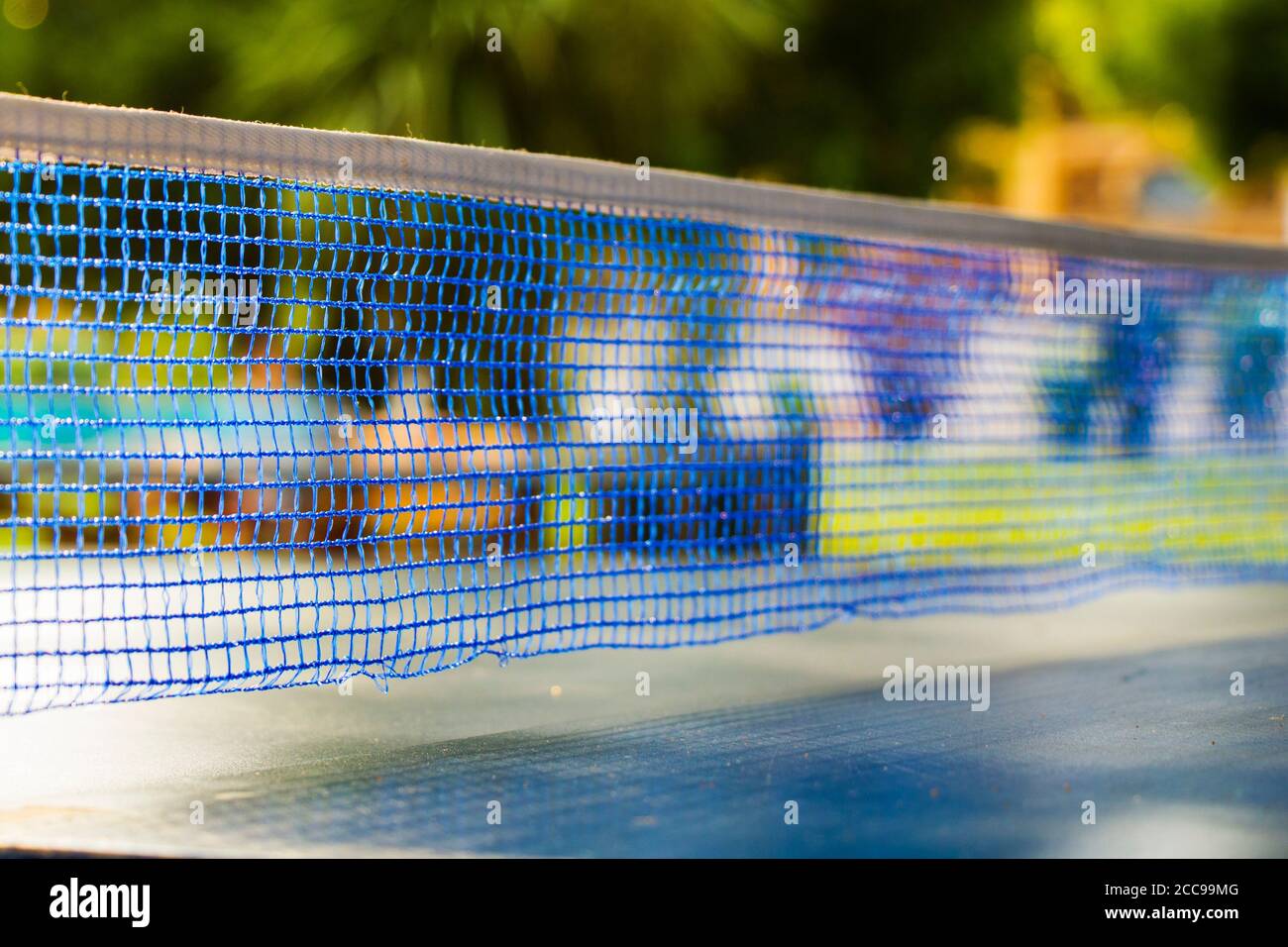 Tischtennisplatte Nahaufnahme und Hintergrund, Urlaub im Freien. Stockfoto