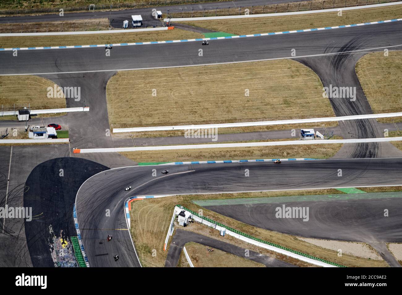 Am berühmten Hockenheim-Ring geht es aus der Luft zu einem Motorradrennen. Eine Rennstrecke, auf der auch Formel-1-Rennen stattfinden. Stockfoto