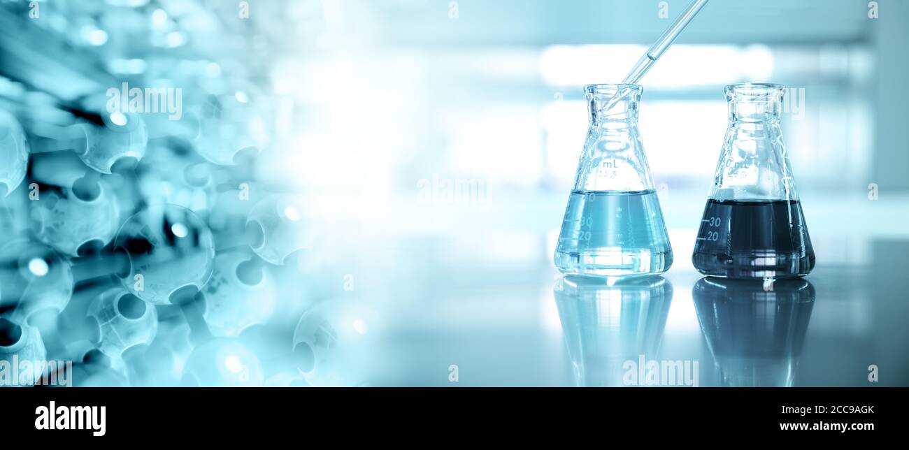 Zwei Glaskolben mit Pipette und molekularer Chemie auf blau Wissenschaftlicher Laborhintergrund Stockfoto